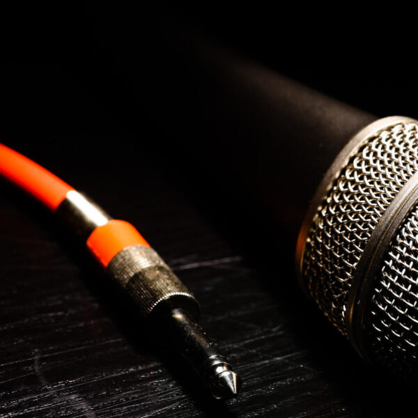 micro mit Kabel orange auf Achwarz micro mit Kabel orange auf Achwarz